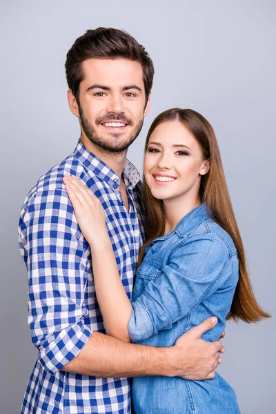 Amor verdadero, confianza, amistad, felicidad. Dos jóvenes amantes lindos un —  Fotos de Stock