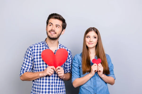 Felizes juntos. Dois jovens amantes bonitos estão olhando para longe e sorrir — Fotografia de Stock