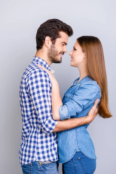 Um momento antes do beijo. feliz jovem casal no amor é abraçar e — Fotografia de Stock