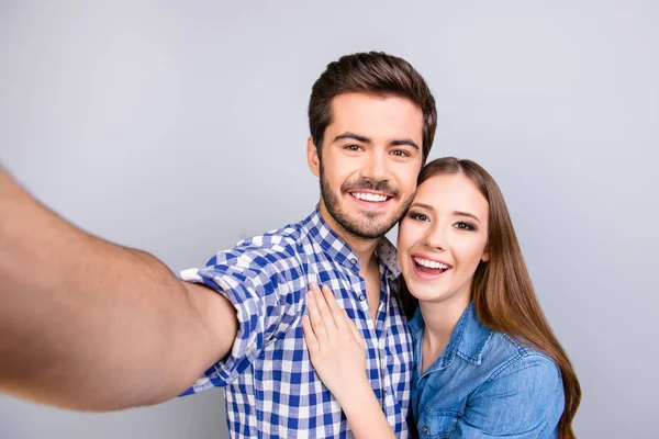 Nahaufnahme von einem fröhlichen jungen Paar, das Selfie-Foto auf Kerl macht — Stockfoto