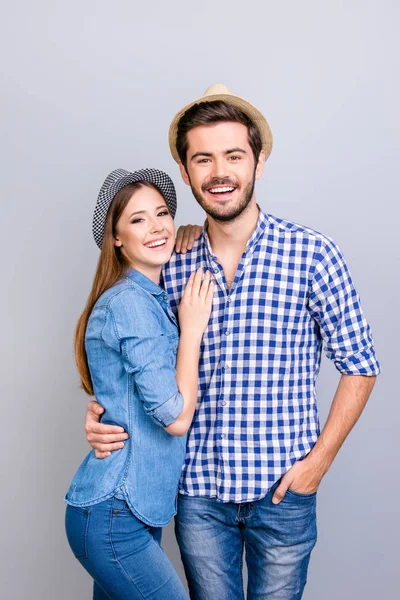 Vacaciones juntos. Feliz pareja joven en ropa casual y sombreros ar — Foto de Stock