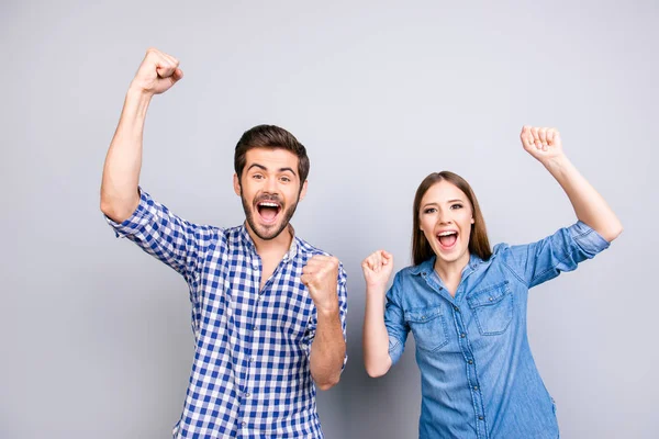 Ναι! Το κάναμε! Χαρούμενο ζευγάρι γιορτάζει με υψωμένα τα χέρια — Φωτογραφία Αρχείου