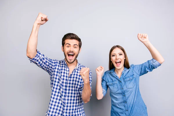 ¿Sí? ¡Lo logramos! Alegre pareja está celebrando con las manos levantadas —  Fotos de Stock