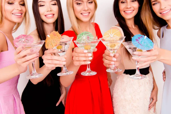 Brindiamo alla festeggiata! Divertiamoci insieme! Cinque ragazze carine brindano alla festa, tutte in abiti da cocktail colorati, così affascinanti, attraenti, festive, fantasiose ed eccitate. — Foto Stock