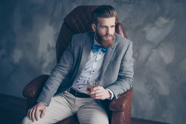 Giovane uomo d'affari elegante barbuto rosso di successo in abito con pe — Foto Stock