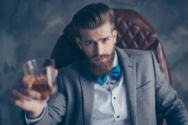 Cheers, ladies and gentlemen! Stylish elegant red bearded aristo — Stock Photo, Image