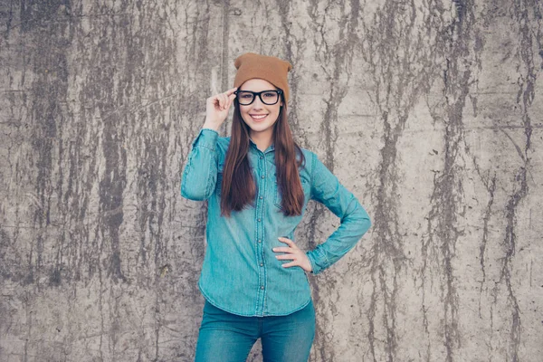 Nadšený, atraktivní dívka stojí na betonové zdi backg — Stock fotografie