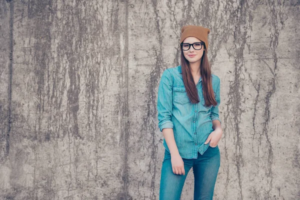 Pouliční móda, styl, mládež, lup, džínové koncept. Ženské modelm — Stock fotografie