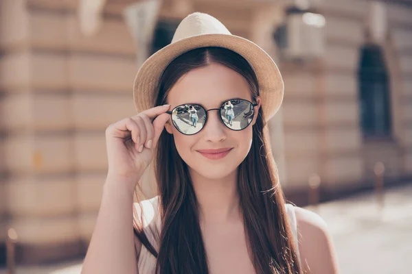 Gros plan de jeune fille mignonne et souriante dans des lunettes de soleil miroir et chapeau — Photo