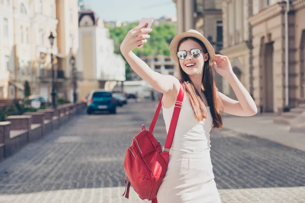 Jeune attrayant ludique touriste fait selfie sur le téléphone w — Photo