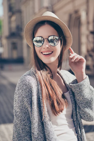 Slunečné jarní náladu. Zblízka docela usměvavá dívka v mod. — Stock fotografie