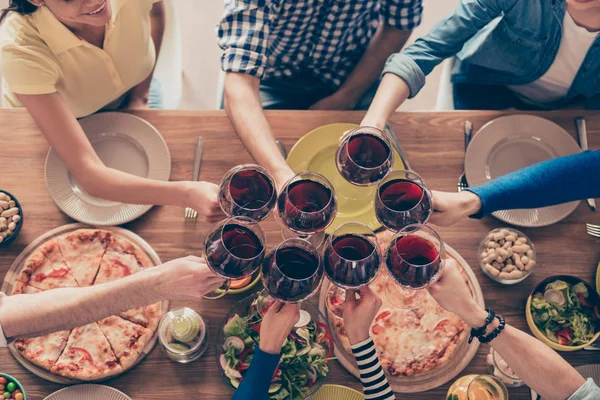 Saúde! Completar a vista cortada de mesa de madeira bem servida com t — Fotografia de Stock