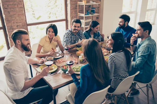 Väns insamling för fest. Glada ungdomar har välsmakande foo — Stockfoto