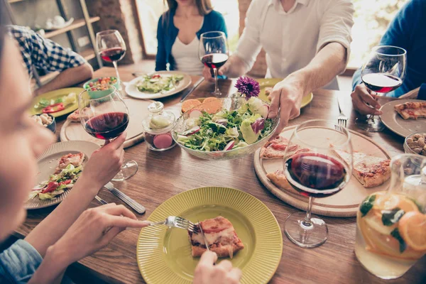 Feche a foto recortada de mesa de madeira bem servida com saboroso — Fotografia de Stock