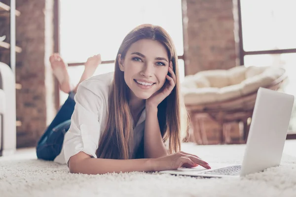 Così comodo e facile! Primo piano di giovane ragazza felice digitando — Foto Stock