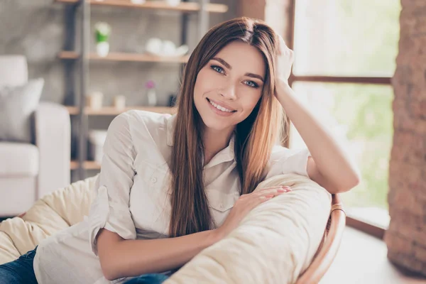 Charmante dromerige jonge dame ziet er recht in de camera, si — Stockfoto