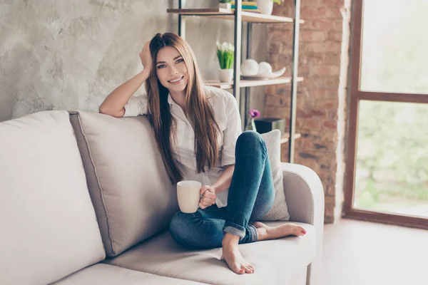 Hora do café. Sorrindo feliz encantadora jovem no sofá em h — Fotografia de Stock