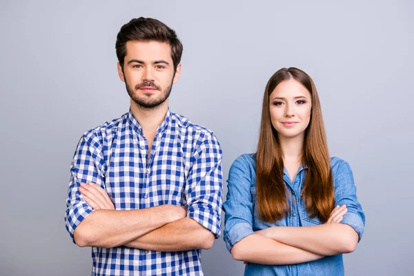 Two cheerful young lovers are looking at the camera and smile, s — Stock Photo, Image