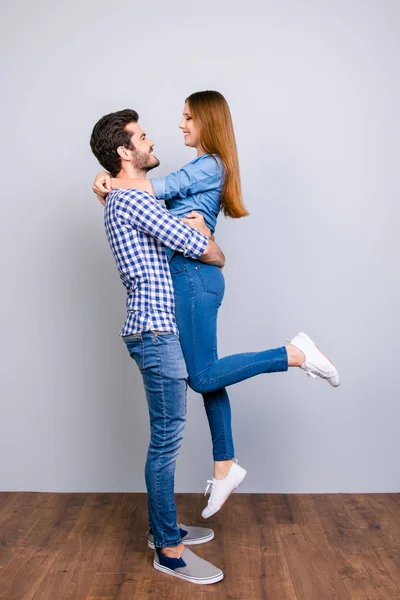 História de amor. Retrato de comprimento total de casal jovem sonhador feliz em — Fotografia de Stock