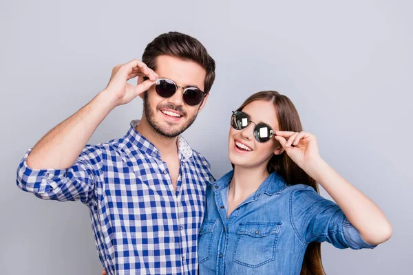 Sommer und gute Laune. junge Studenten tragen trendige Sonnenbrillen und lächeln, in lässigen Hemden posieren sie vor dem reinen Hintergrund — Stockfoto