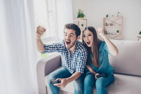 ¡Objetivo! ¿Sí? Los jóvenes casados son fans de los videojuegos, el amor sp —  Fotos de Stock