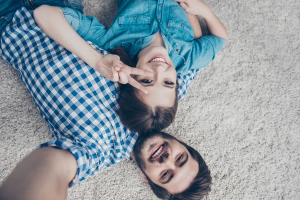 ¡Sonrían! Una foto al revés de un par de adolescentes. Los hermanos pequeños son —  Fotos de Stock