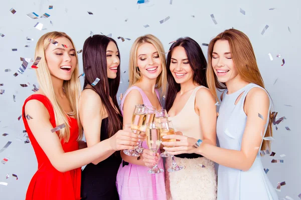 Fiesta de cumpleaños. Emocionadas señoras jóvenes de lujo están brindando por el birt — Foto de Stock
