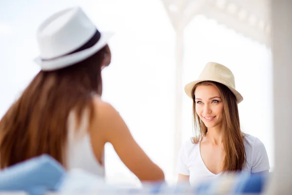 Glückliche Freundinnen sitzen im Sommer unter freiem Himmel. — Stockfoto