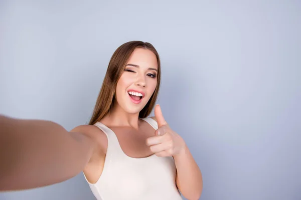 Ei, aí! Funky menina bonita está fazendo selfie em uma câmera — Fotografia de Stock