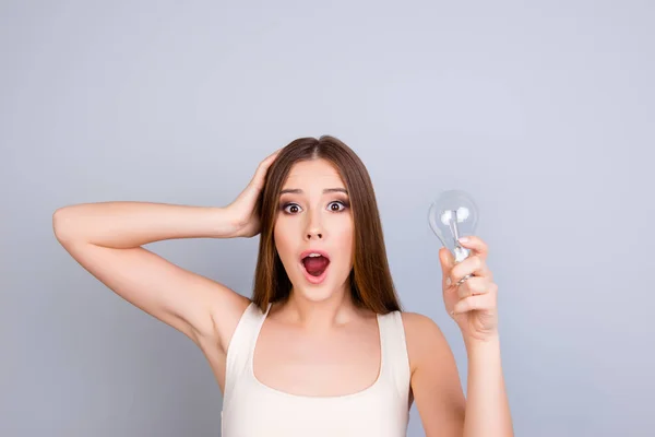 Echt niet! Controle het uit! Geschokt schattig meisje is zeer enthousiast een — Stockfoto