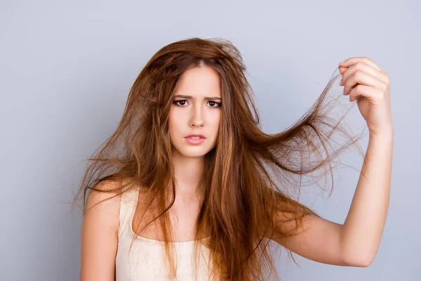 Close-up van portret van gefrustreerd jong meisje met messed onthaarde p — Stockfoto