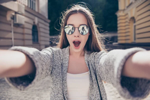 Choqué fille en lunettes de soleil et bouche ouverte fait selfie sur un — Photo