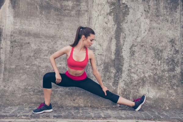 Joven deportista de moda se extiende en la calle en un s — Foto de Stock