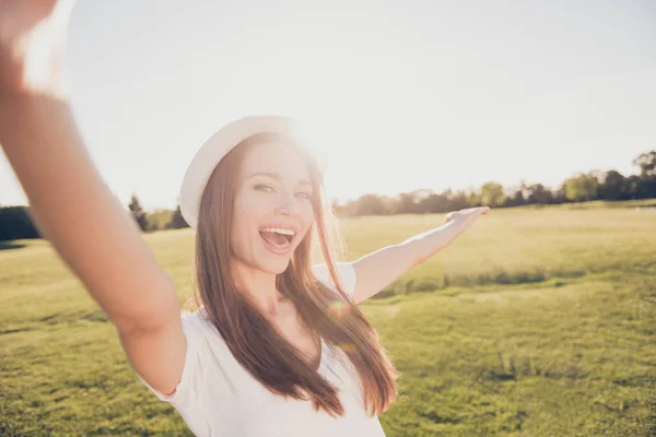 Літній фанк-настрій! Щаслива молода дівчина у відпустці на відкритому повітрі — стокове фото