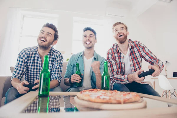 ¡Somos campeones! La vida de un hombre soltero. Bajo ángulo de tres alegres — Foto de Stock