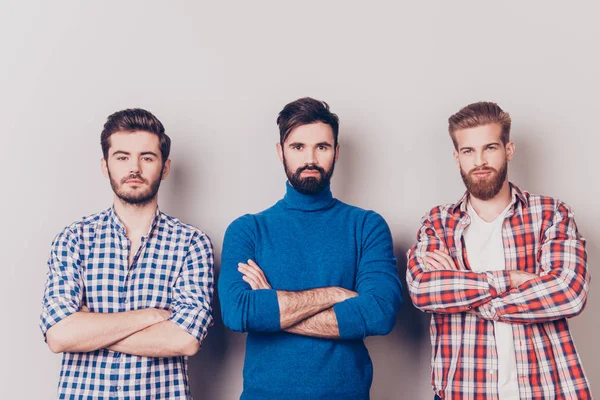 Etniciteit, multiculturele diversiteit. Drie ernstige harde mannen zijn — Stockfoto