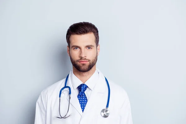 Retrato de guapo médico serio en bata blanca y stethoscop — Foto de Stock