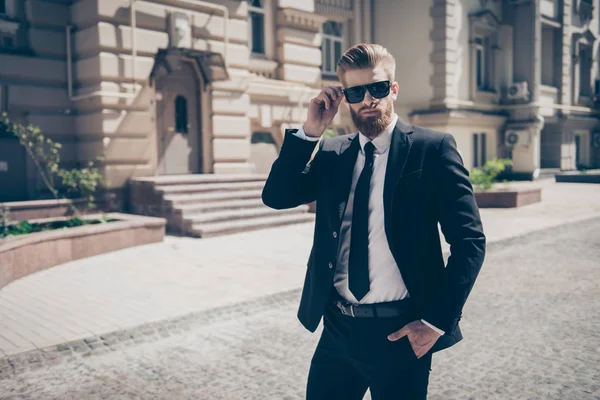 Portret van een strenge agent buiten in de stad. Hij kijkt stunnin — Stockfoto