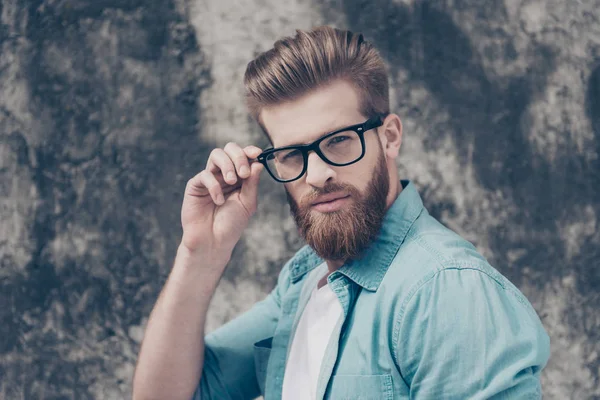 Giovane ed elegante freelance barbuto di successo in occhiali all'aperto . — Foto Stock
