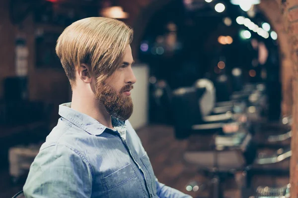 Perfil retrato de hombre barbudo rojo con estilo duro en una sh barbero — Foto de Stock