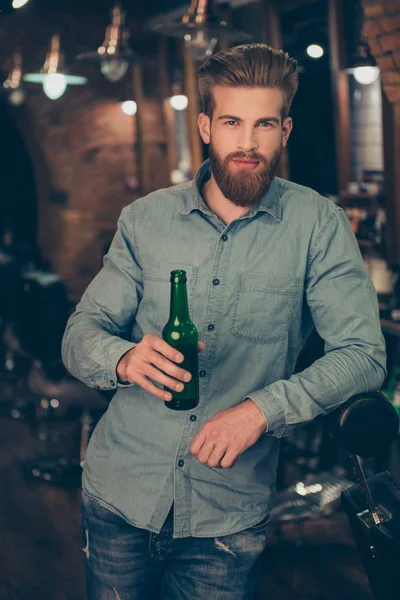 A vida dos homens casuais. Bonito elegante jovem homem barbudo vermelho em um c — Fotografia de Stock