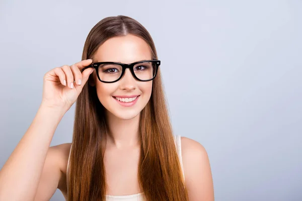 Happy νεαρό κορίτσι βρίσκεται σε ένα κομψό γυαλιά, φορούν casual singlet — Φωτογραφία Αρχείου