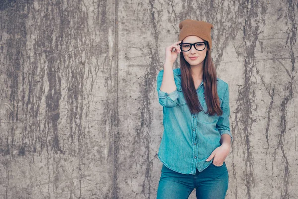 Hot attraktiv ung pige står på betonvæggen bac - Stock-foto