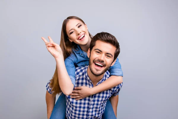 Amor para sempre, diversão juntos. Jovem morena bonito barbudo boyfr — Fotografia de Stock