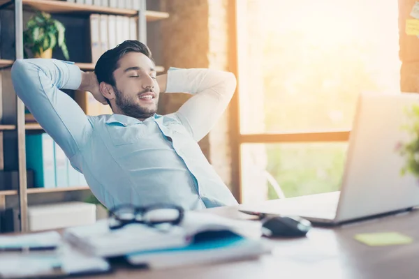 ¡Bien hecho! Joven alegre Oriente Medio chico agente de bienes raíces está descansando — Foto de Stock