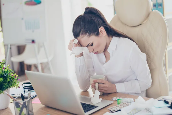Chřipka v práci. Unavená nemocná obchodní právník dáma se silným migrain — Stock fotografie