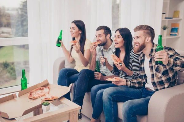 ¡Tiempo libre! Felices amigos viendo juntos fútbol en la televisión comer — Foto de Stock