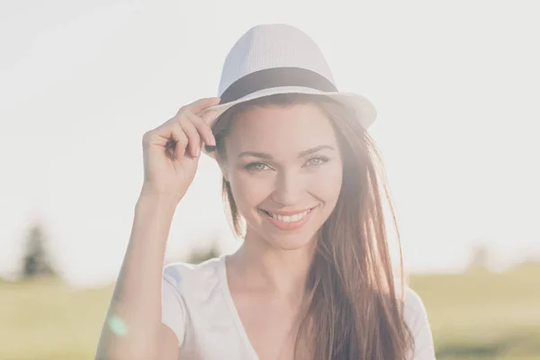 Verão humor despreocupado! Jovem linda menina morena em uma primavera v — Fotografia de Stock