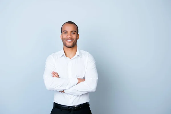 Bem sucedido sorrindo jovem mulato bonito americano cara banqueiro em — Fotografia de Stock