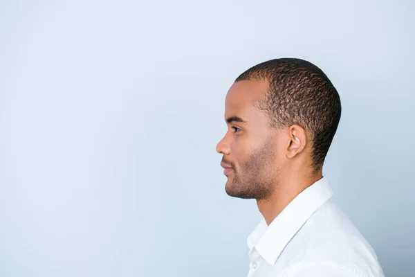 Foto del lado del perfil del hombre de negocios mulato americano de pie en — Foto de Stock